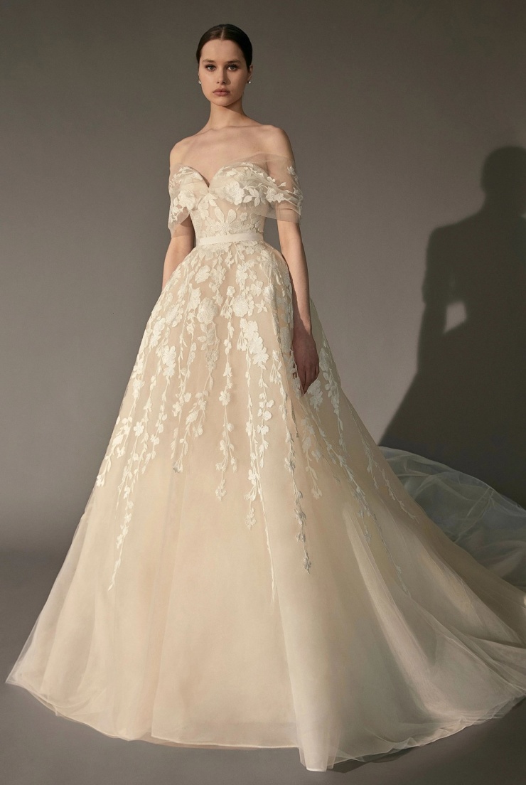 Đây là thiết kế thuộc bộ sưu tập Bridal Xuân Hè 2023 của nhà mốt danh tiếng Elie Saab, có giá 19.000 USD (484 triệu đồng). Nó cũng được phân phối tại Việt Nam ở mức 495 triệu đồng.