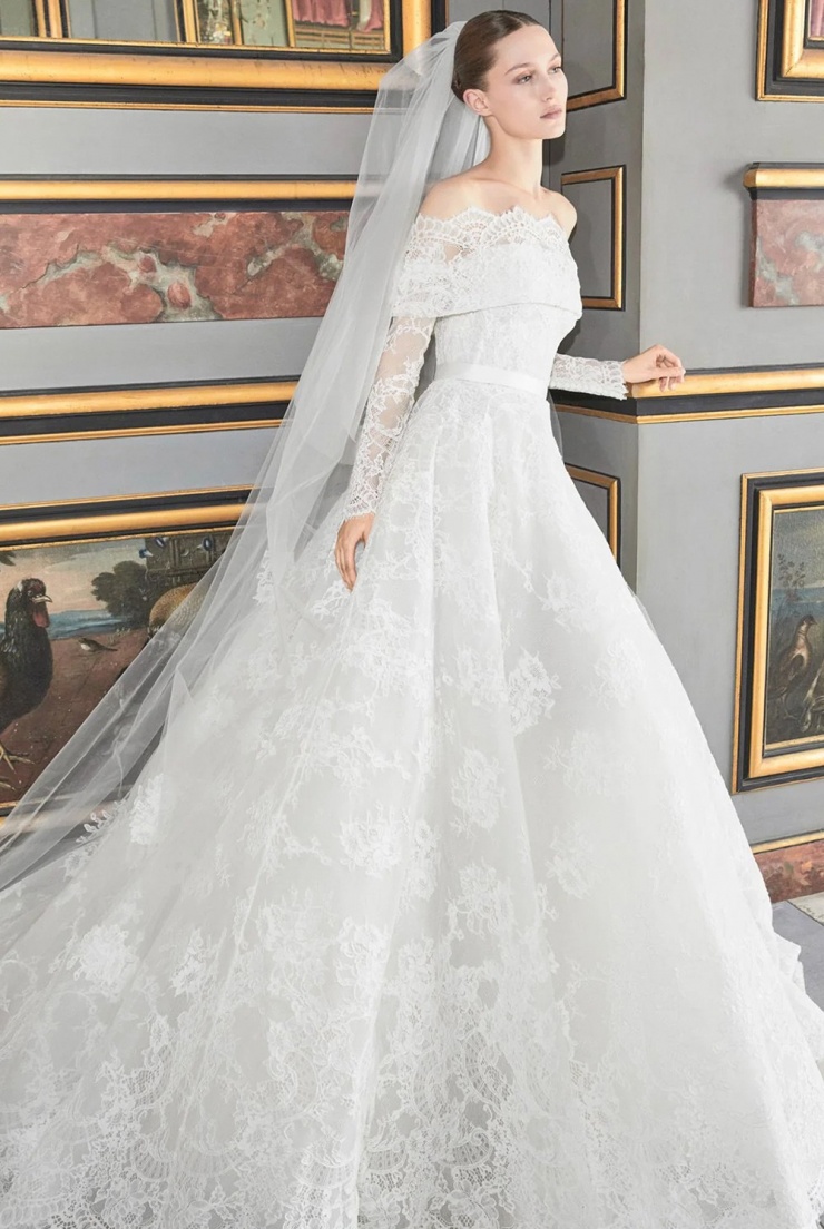 Tác phẩm này nằm trong bộ sưu tập Elie Saab Bridal Thu Đông 2024, được yết giá 26.000 USD (hơn 660 triệu đồng).