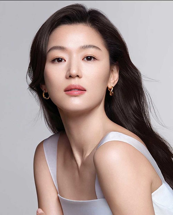 Đầu tiên, Jeon Ji Hyun cho biết cô chăm sóc da kỹ lưỡng ngay từ bước rửa mặt. Bước 1, cô dùng nước ấm làm ẩm da để giúp lỗ chân lông thông thoáng. Bước 2, cô thoa sữa rửa mặt, massage nhẹ nhàng để làm sạch sâu, loại bỏ bụi bẩn, lớp cặn trang điểm, dưỡng da, chống nắng...