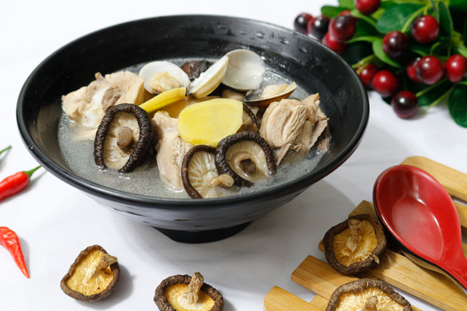 Canh thịt gà nấu nấm hương ngọt thanh, bổ dưỡng cho ngày thu mát mẻ - 1