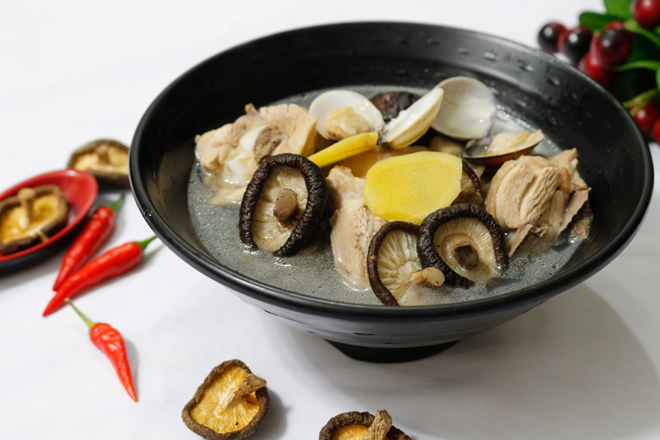 Canh thịt gà nấu nấm hương ngọt thanh, bổ dưỡng cho ngày thu mát mẻ - 7