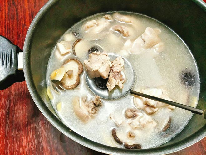 Canh thịt gà nấu nấm hương ngọt thanh, bổ dưỡng cho ngày thu mát mẻ - 6