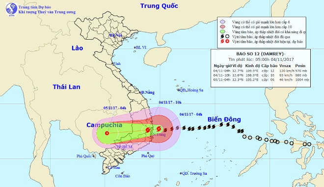 Hướng gió bão số 12 thay đổi, mưa to dữ dội, nhà dân ngập sâu - 14
