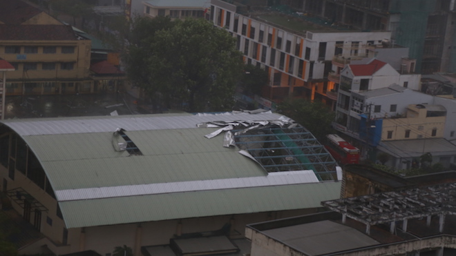 Hướng gió bão số 12 thay đổi, mưa to dữ dội, nhà dân ngập sâu - 12