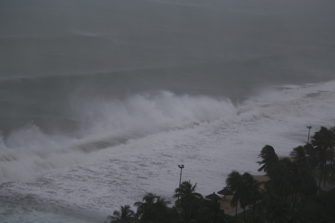 Hướng gió bão số 12 thay đổi, mưa to dữ dội, nhà dân ngập sâu - 13