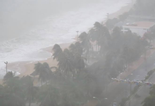 Hướng gió bão số 12 thay đổi, mưa to dữ dội, nhà dân ngập sâu - 8