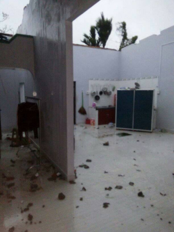 Hướng gió bão số 12 thay đổi, mưa to dữ dội, nhà dân ngập sâu - 10