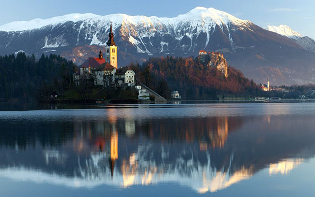 Hồ Bled, Slovenia: Không có hình ảnh đẹp hơn hồ Bled ở vùng Alpine Upper Carniolan của Slovenia. Bạn có thể đi bộ quanh toàn bộ hồ trong vòng một giờ để ngắm cảnh và có cơ hội để chụp ảnh Nhà thờ Assumption trên Đảo Bled, với những ngọn núi phủ đầy tuyết phủ lánh lánh phía sau, một phong cảnh cực kỳ ngoạn mục.