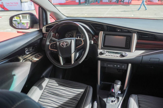Cận cảnh Toyota Innova Venturer giá 855 triệu đồng - 2