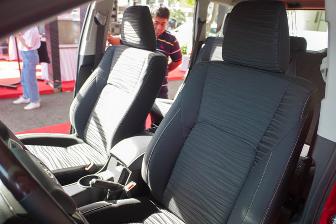 Cận cảnh Toyota Innova Venturer giá 855 triệu đồng - 11