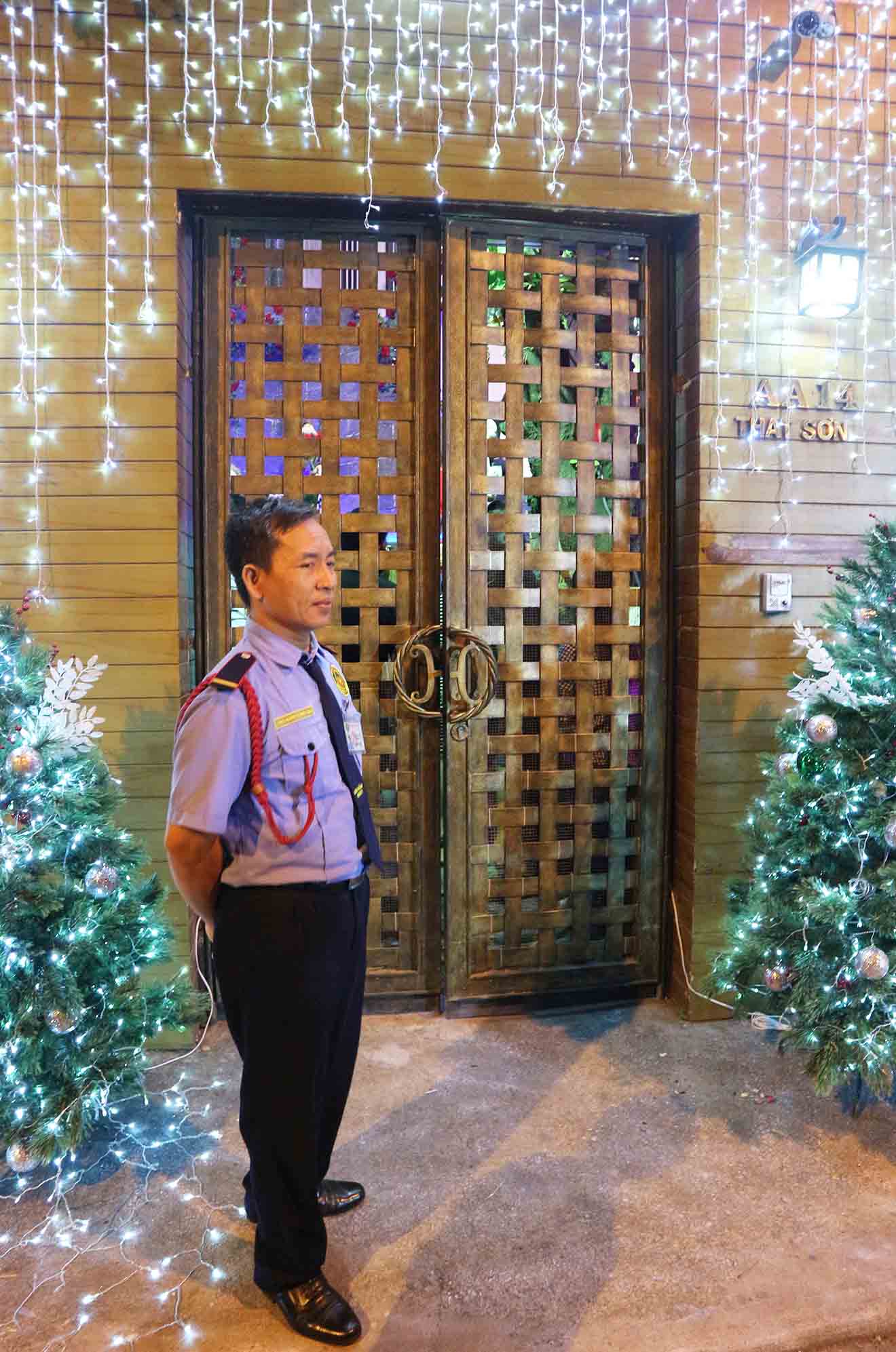 Hàng trăm người chen lấn chụp ảnh Noel tại biệt thự 3 triệu USD của Đàm Vĩnh Hưng - 16