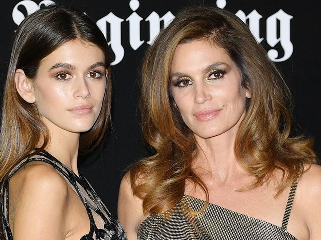 Cindy Crawford trẻ ngang con gái nhờ xịt thứ ít ai ngờ vào mặt