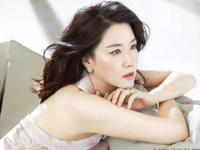 &#34;Quý bà oxi&#34; Lee Young Ae dùng con lăn để trẻ mãi không già