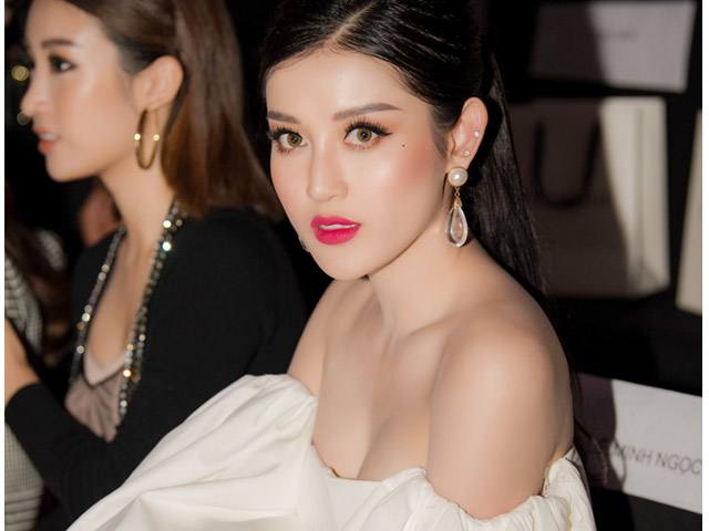 Huyền My mặc áo trễ ngực ở Tuần lễ thời trang