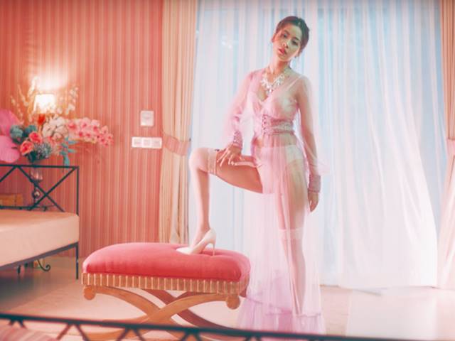 Trang phục 18+ táo bạo nhất từ trước tới nay trong MV mới của Chi Pu