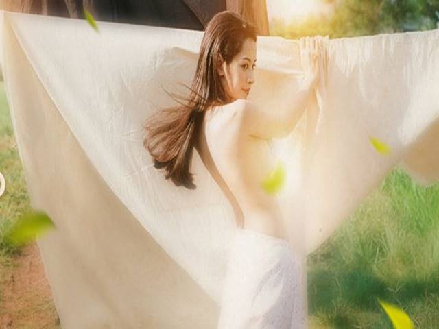 Chi Pu khiến mọi người phải tránh đi vì váy hở không phòng hộ