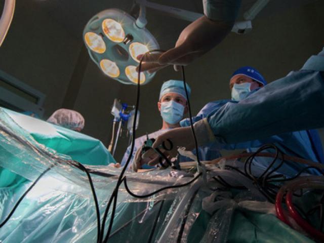 Bác sĩ say xỉn mổ đẻ, mẹ lẫn con thiệt mạng