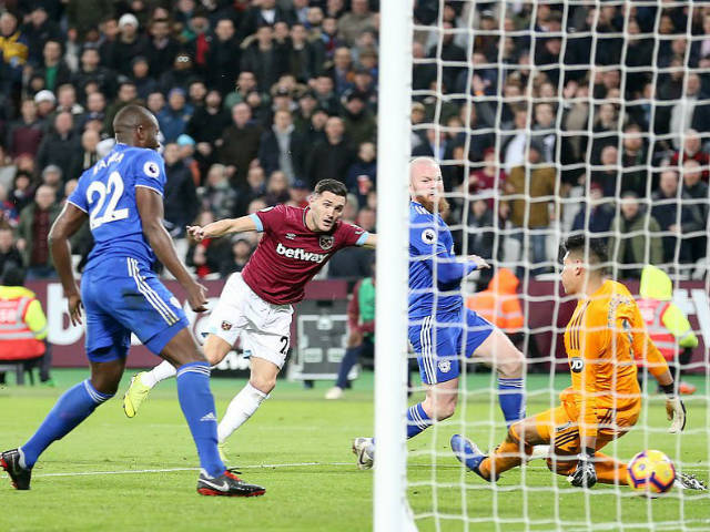 West Ham - Cardiff: Thủ môn Philippines dính 3 đòn choáng váng