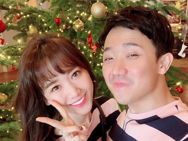 Mừng 2 năm ngày cưới, Trấn Thành tặng Hari Won túi, đồng hồ nhiều choáng ngợp