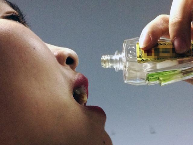 Mất mạng vì pha dầu gió với nước uống