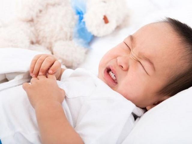 Trẻ đau bụng kiểu này có thể tử vong