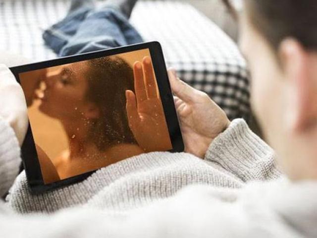 Trai trẻ dặt dẹo 'sống tệ hơn chết' vì nghiện 'phim đen'