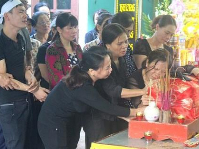 Nhói lòng hình ảnh mẹ nữ sinh lớp 10 ở Hải Dương ôm chặt di cốt con gái trong lễ tang