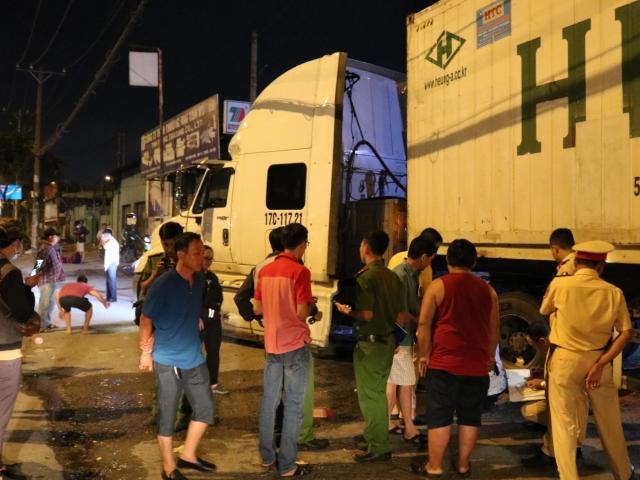 Tài xế xe container bật khóc sau khi cán chết người ngủ trên lề đường