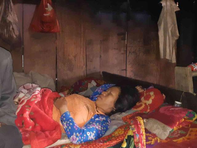 Clip: Chuyện người mẹ nghèo vừa phải cho đi đứa con thứ 13 mới sinh