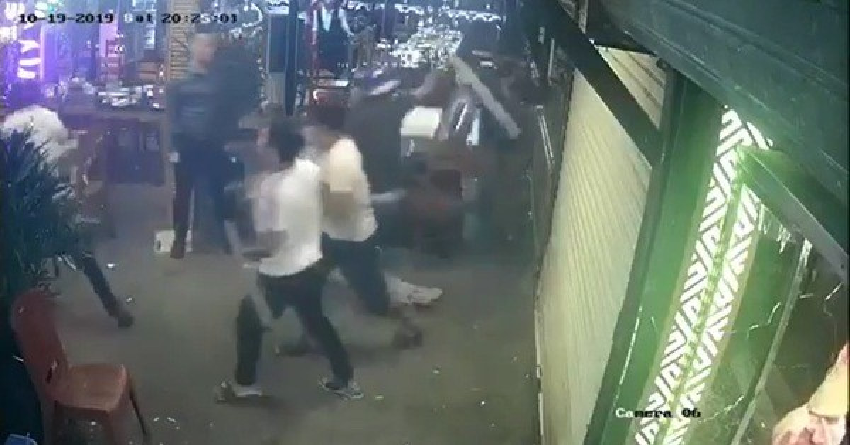 Thực khách tháo chạy khi côn đồ mang gậy sắt xông thẳng vào nhà hàng đập phá
