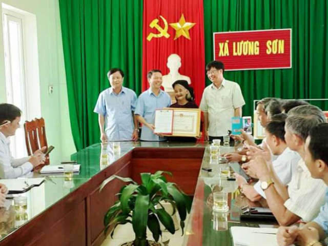 Chủ tịch tỉnh Thanh Hóa tặng bằng khen cụ bà xin thoát nghèo