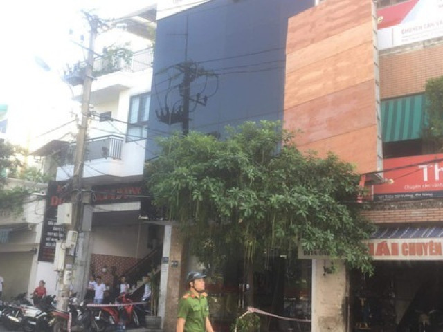 Khung sắt rơi từ trên cao xuống đâm trúng 2 vợ chồng đi đường