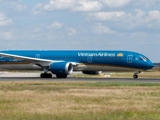 Boeing 787-9 của Vietnam Airlines bị ống lồng đâm hỏng tại sân bay Nga