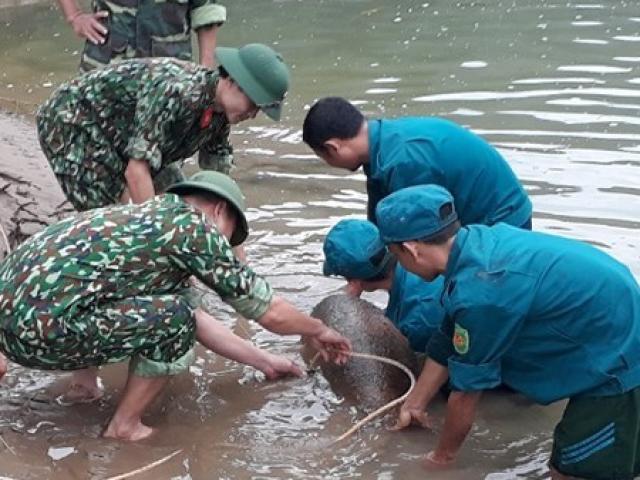 Đi đánh cá, phát hiện quả bom “khủng” nặng hơn 3 tạ dưới sông