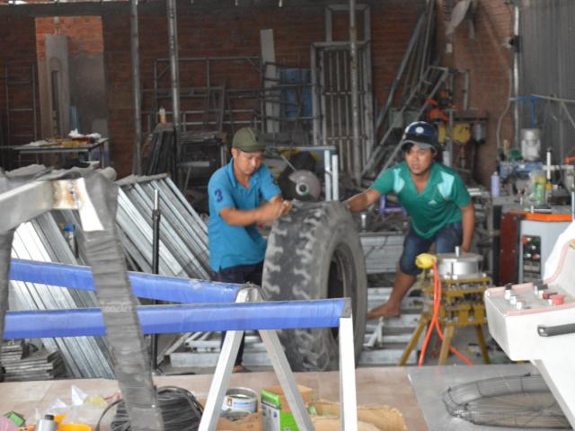 Bánh xe bay như tên bắn vào nhà xưởng, người đàn ông chết thương tâm