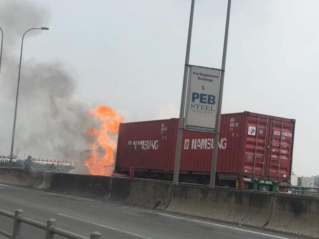 Xe container bốc cháy dữ dội trên cao tốc, tài xế cầu cứu trong bất lực