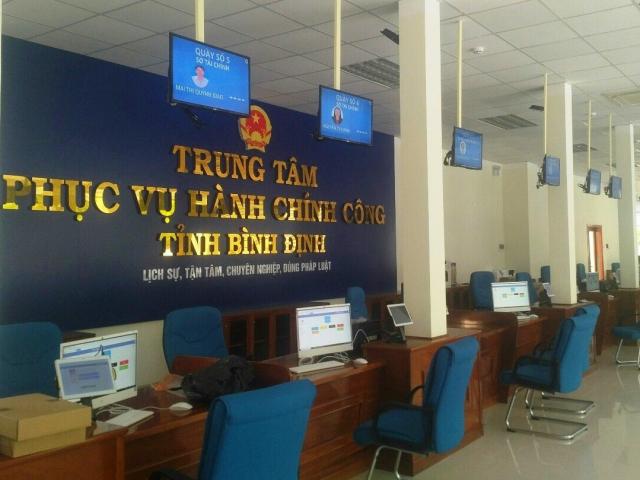 Một cán bộ phải giải trình vì... "khoe bụng to" khi người dân đến làm việc