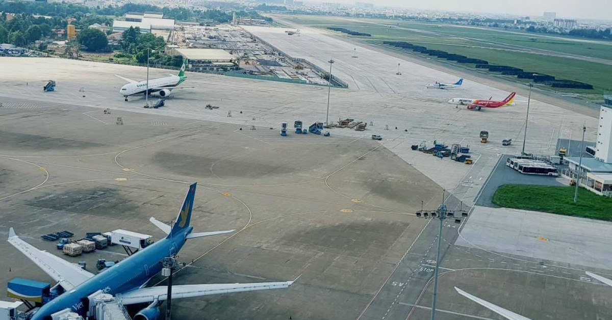 Thêm một máy bay chảy dầu lênh láng tại sân bay Tân Sơn Nhất