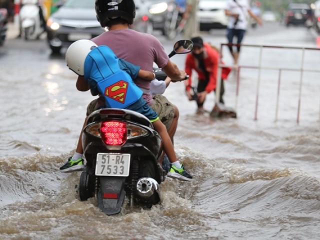 “Khu nhà giàu” Sài Gòn mênh mông như mùa nước lũ miền Tây, dân “bơi” về nhà