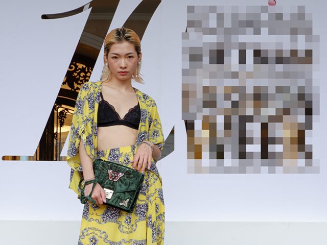 Giới trẻ mặc nội y, váy xẻ lộ da thịt trên phố Tràng Tiền gây chú ý