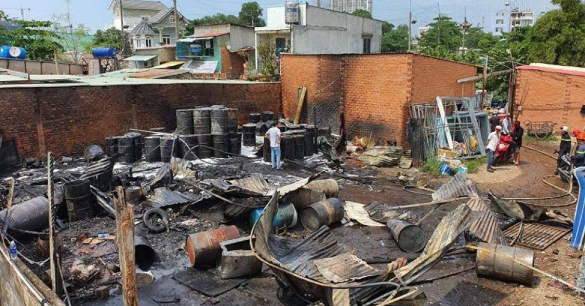 Cháy lớn ở kho nhớt tái chế, một chiến sĩ cảnh sát TP.HCM bị thương