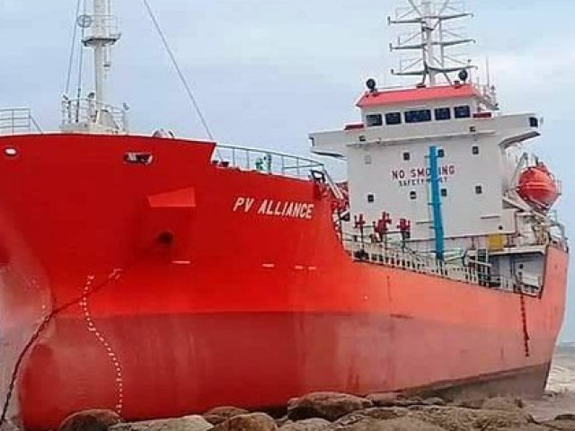 Quảng Ngãi: Lũ lên nhanh, tàu hàng 5.000 tấn bị sóng đánh lên bờ