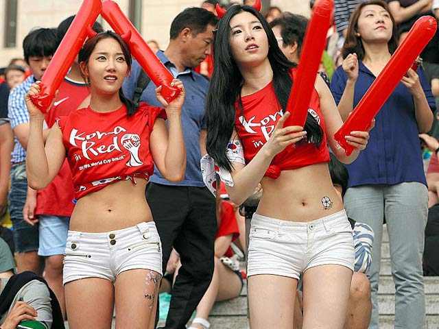 Đừng để bị phạt như 2 cổ động viên mặc phản cảm, lộ vòng 1 khi đi xem bóng