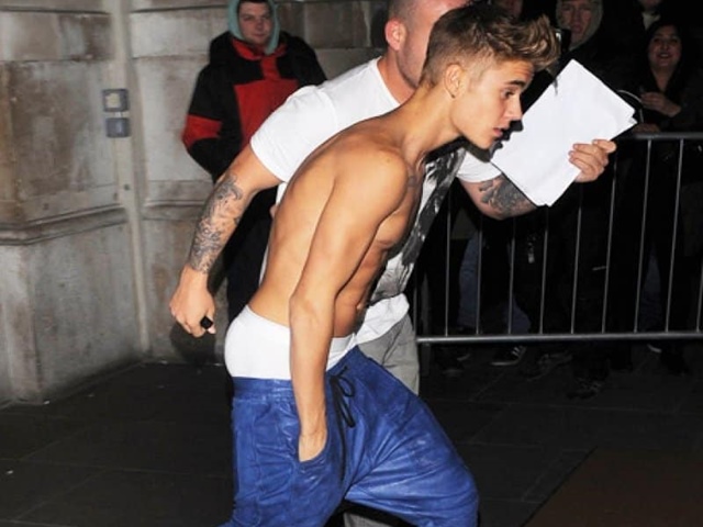 "Đại kỵ" trong quy tắc ăn vận của đàn ông: Lộ áo lót dưới áo sơ mi