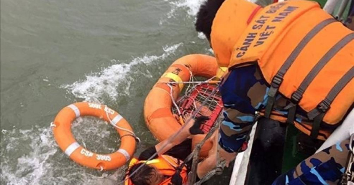 Bảy giờ vật lộn mưa bão cứu 12 thủy thủ chìm tàu