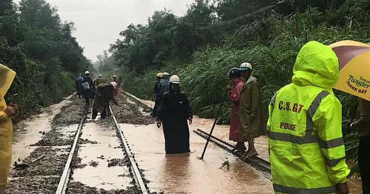 Nhiều tỉnh miền Trung xác xơ sau bão số 5