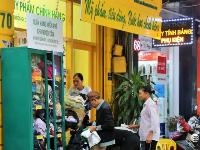Hà Nội: Ấm lòng với những tủ quần áo "trao gửi yêu thương" khi gió mùa về Hà Nội: Ấm lòng với những tủ quần áo "trao gửi yêu thương" khi gió mùa về