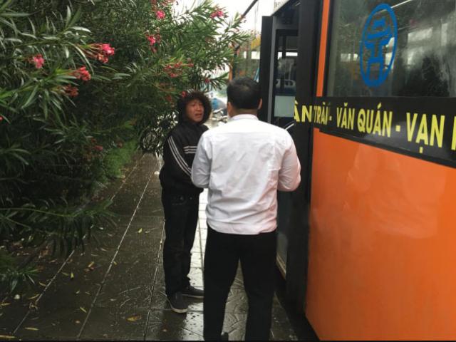 Kẹp 3 trên “Dream chiến”, nam thanh niên tông vỡ kính xe buýt rồi khóc xin tha