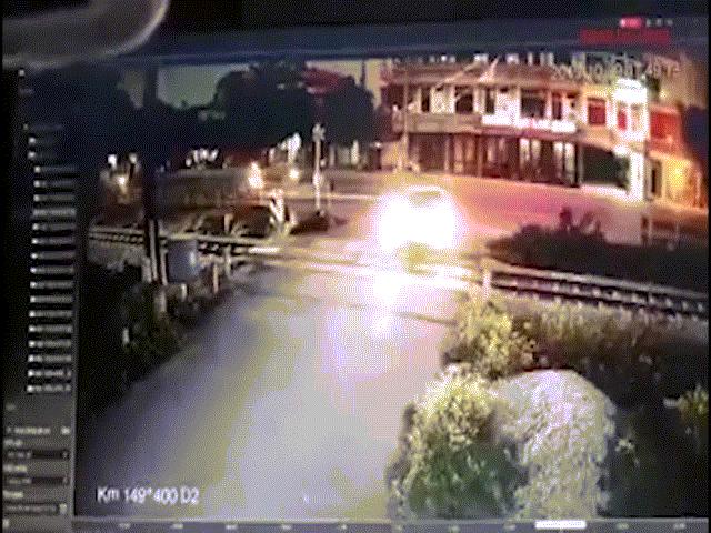 CLIP: Phó Bí thư Huyện ủy ở Thanh Hóa lái ôtô bị tàu tông tử vong CLIP: Phó Bí thư Huyện ủy ở Thanh Hóa lái ôtô bị tàu tông tử vong