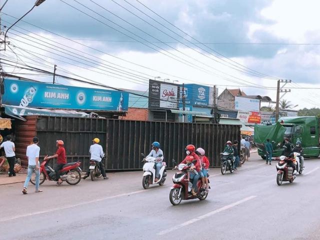 Kinh hoàng thùng container văng xuống đường đè nát 2 xe máy, 1 người chết thảm